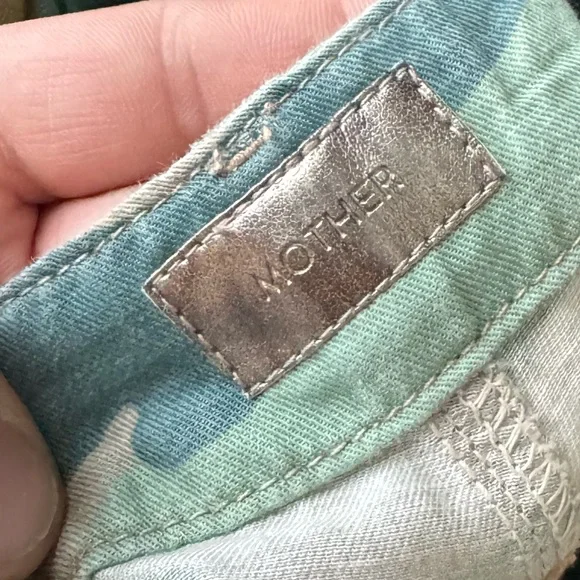 MOTHER The Shaker Chop Crop in Blue Green Camo - Picture 2 of 6